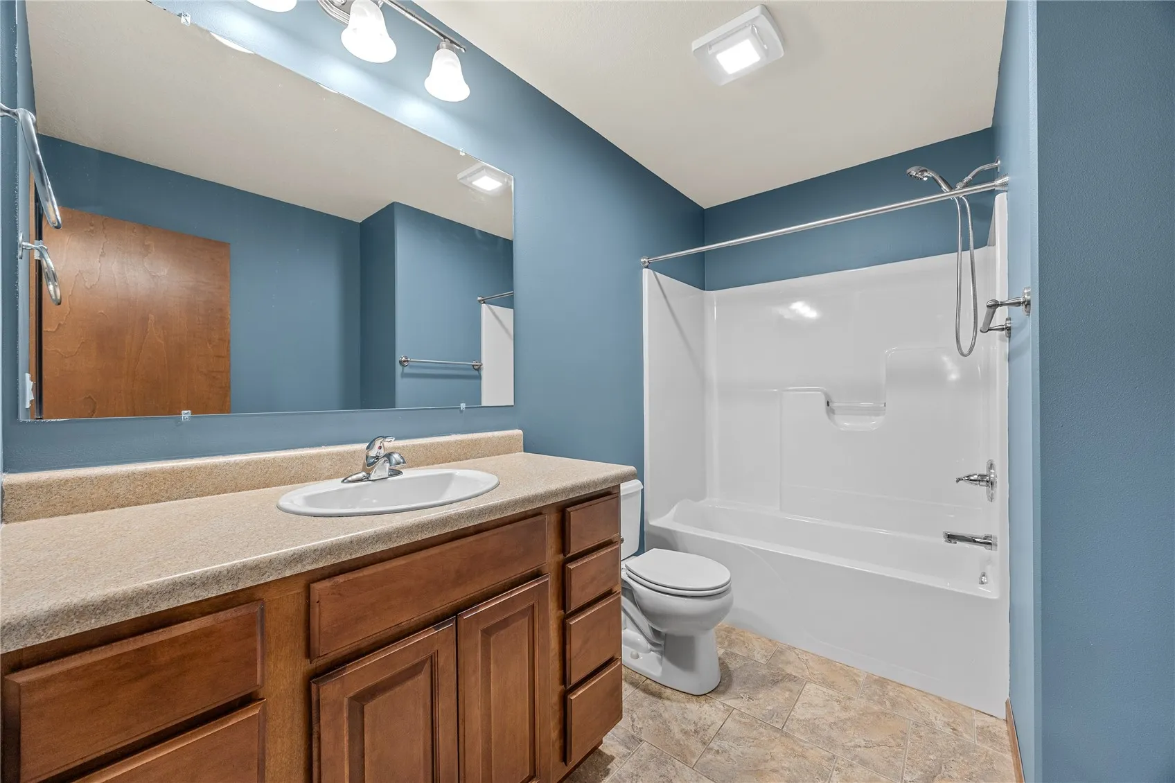 Guest bathroom mainfloor
