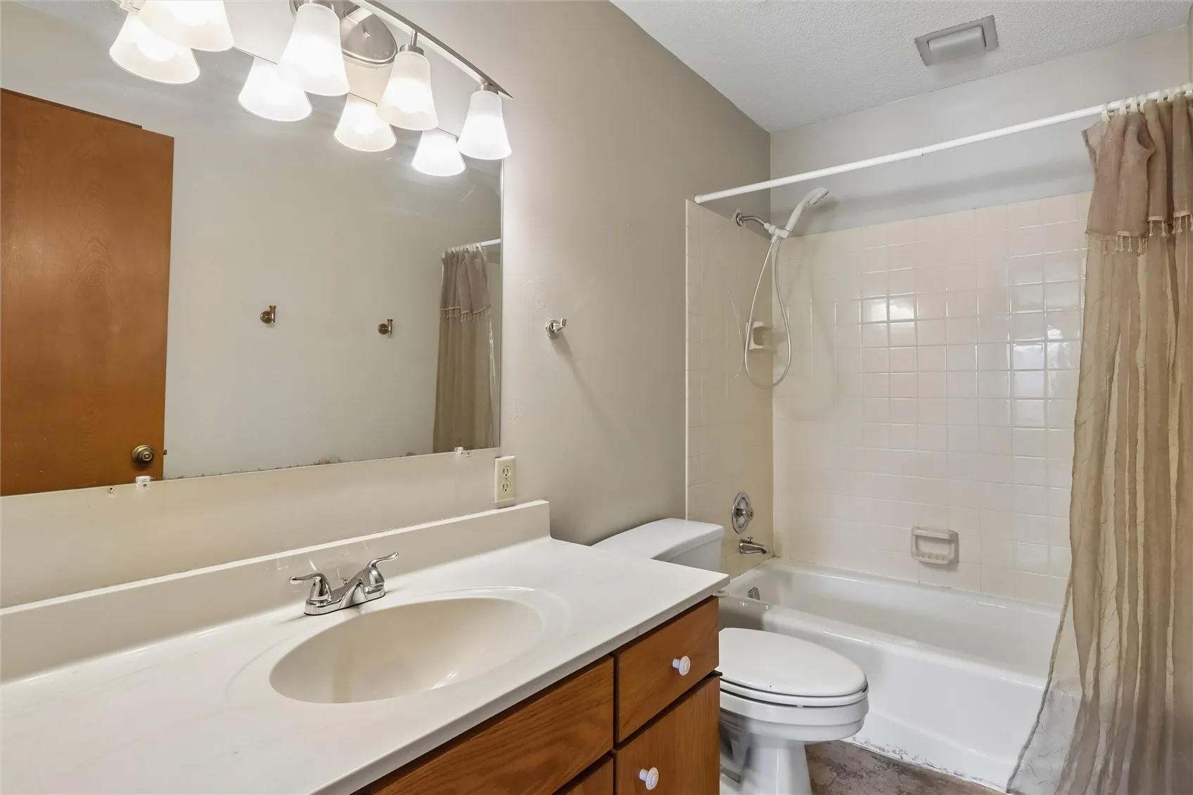 Primary bath.