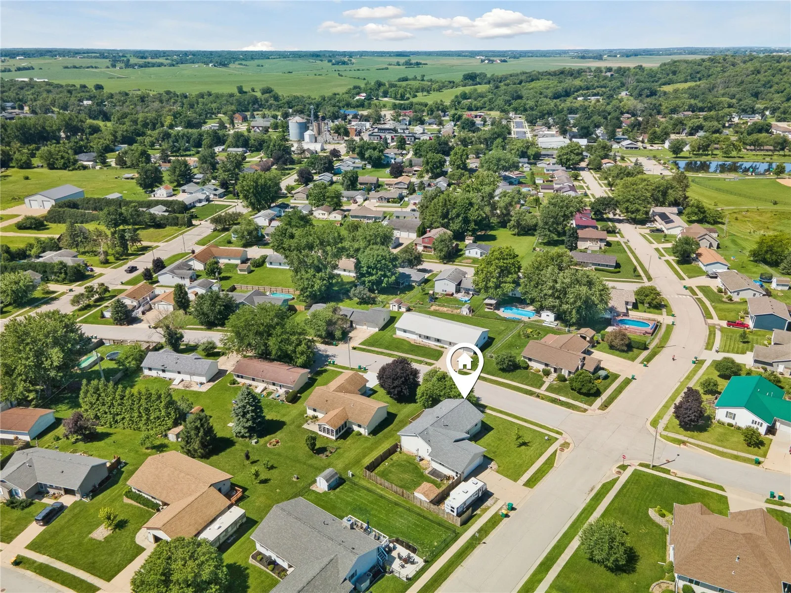 Aerial view of the home in neighborhood