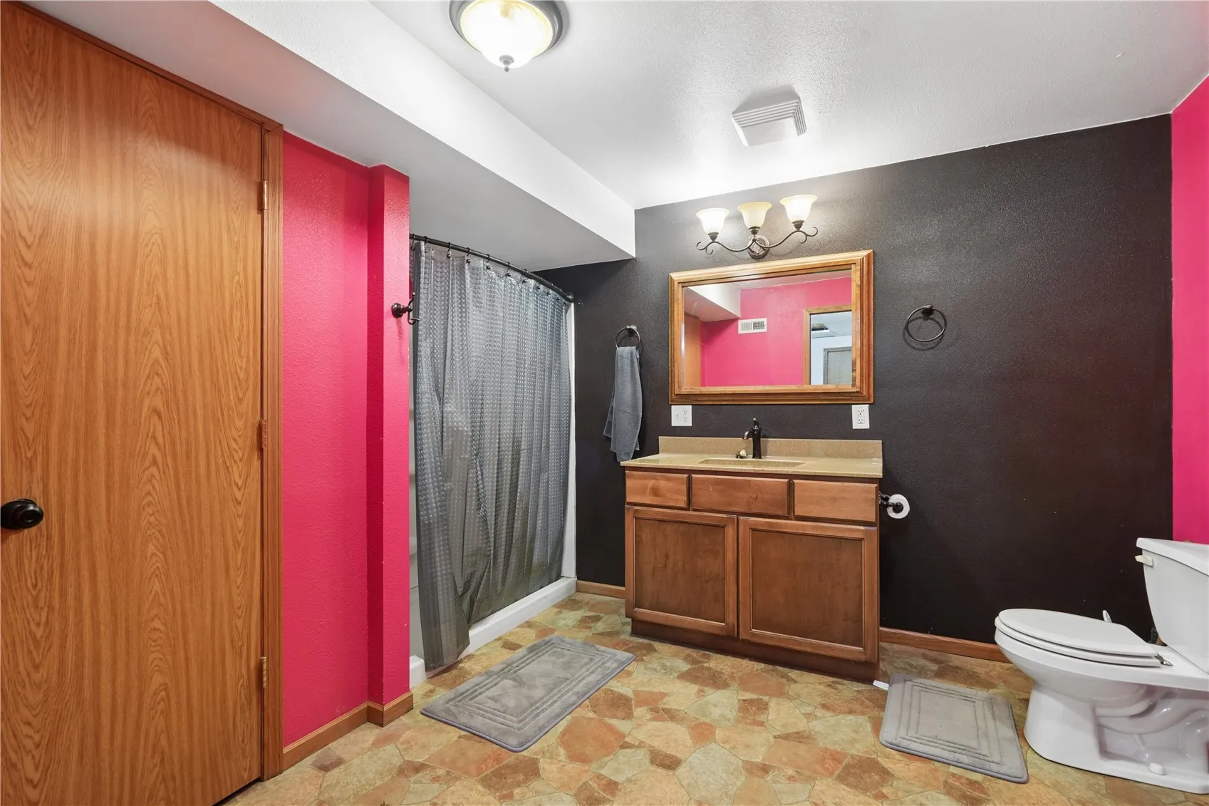 Lower-level full bath
