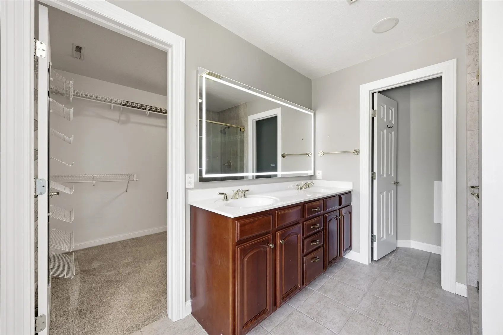 Maser bathroom and walk-in closet