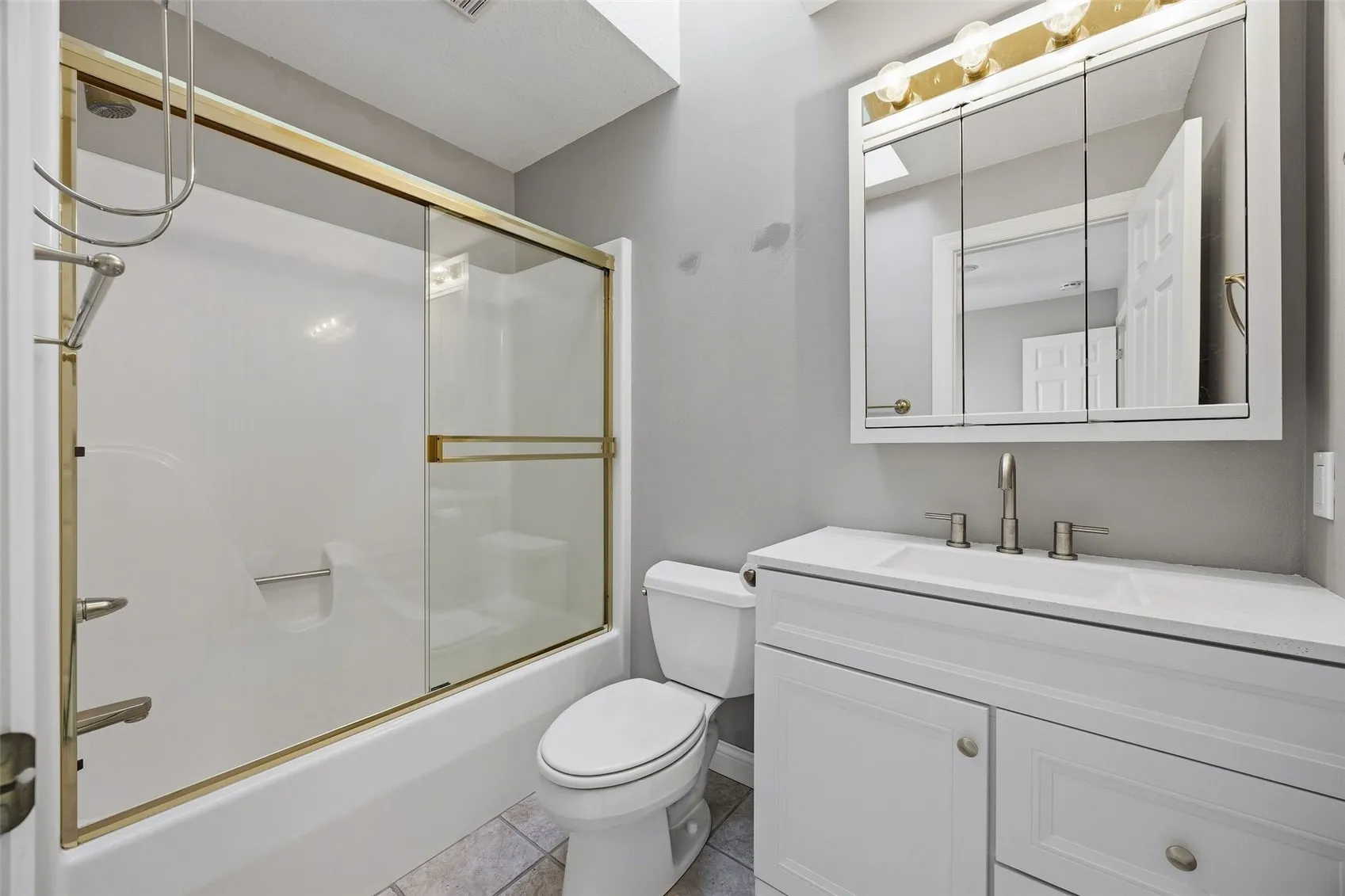Full bathroom 3