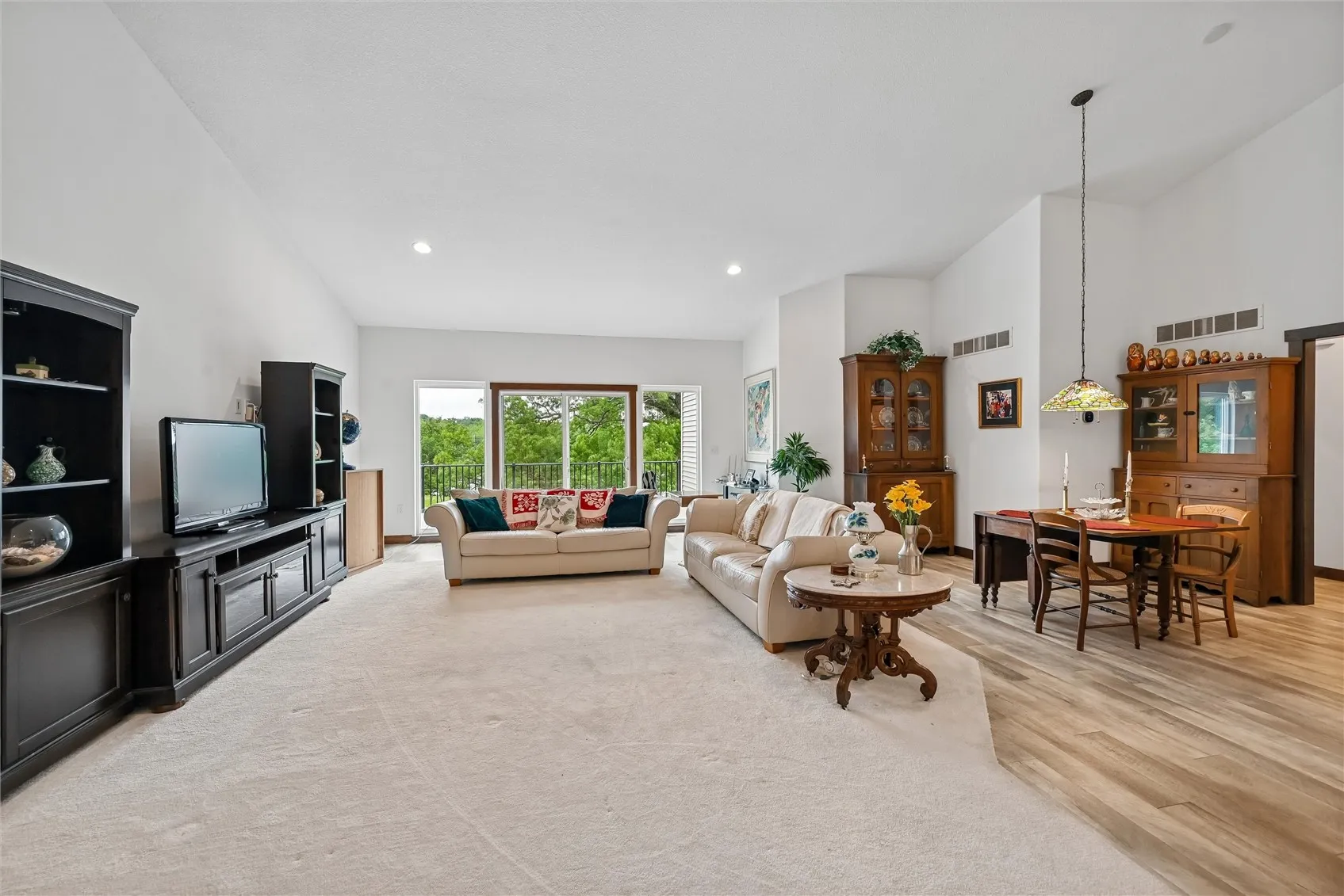 GREAT ROOM -