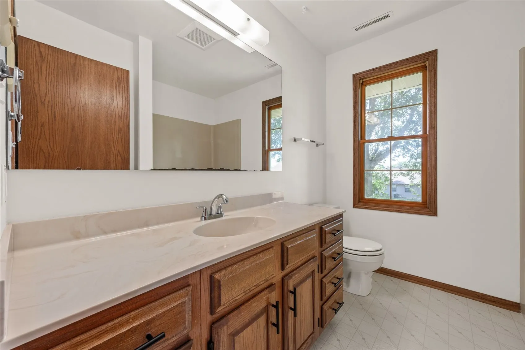 2nd Floor Main Bathroom