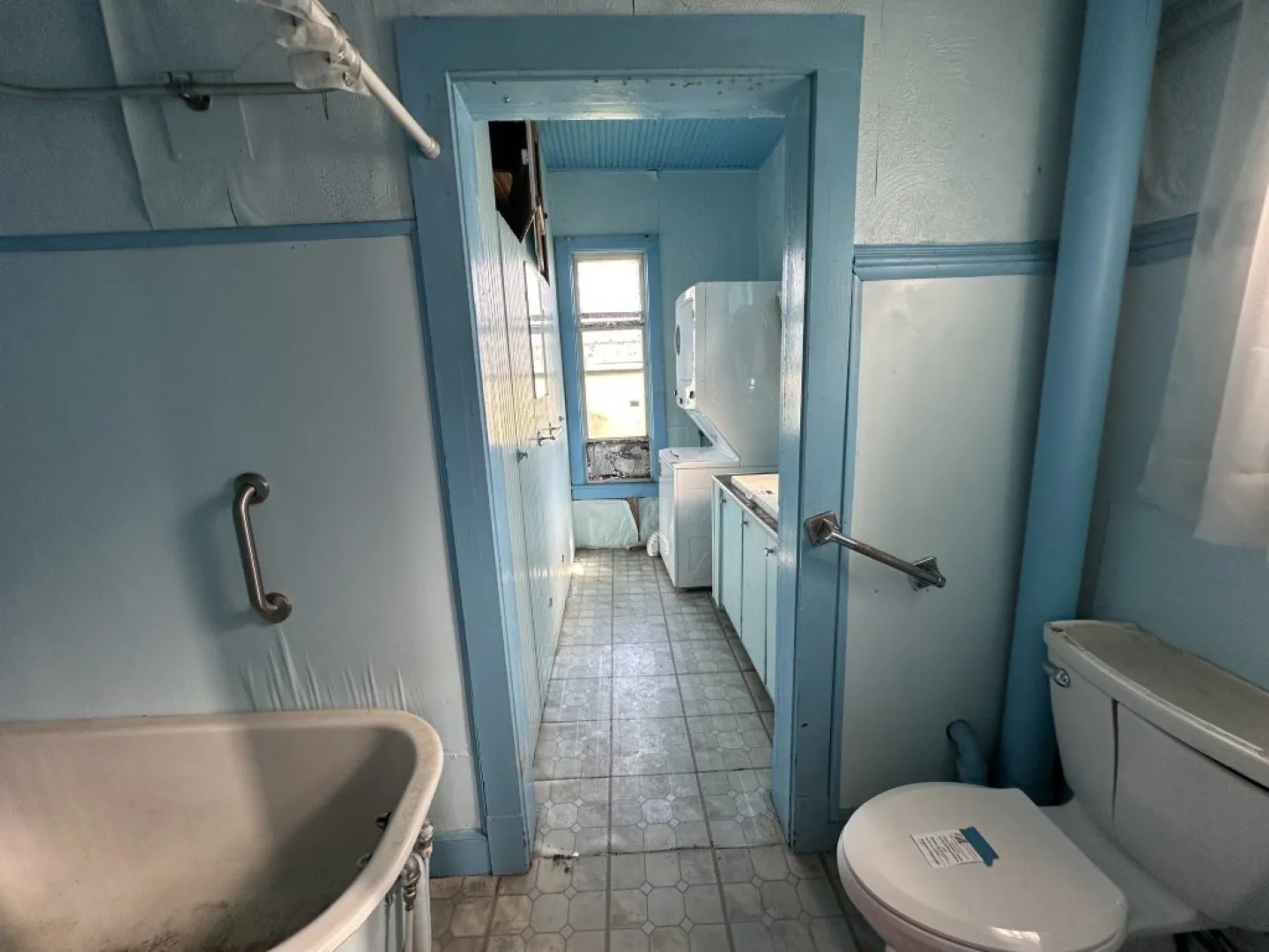 1st floor bath/laudry