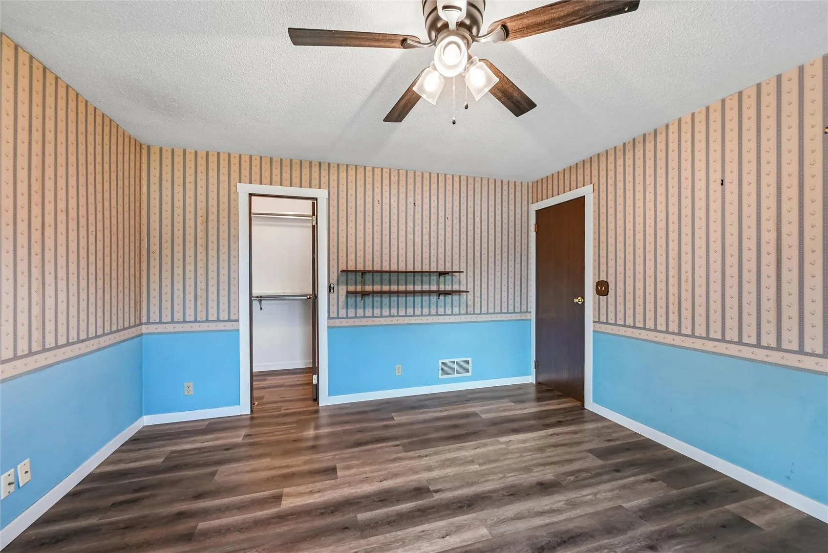 Main bedroom with walkin closet