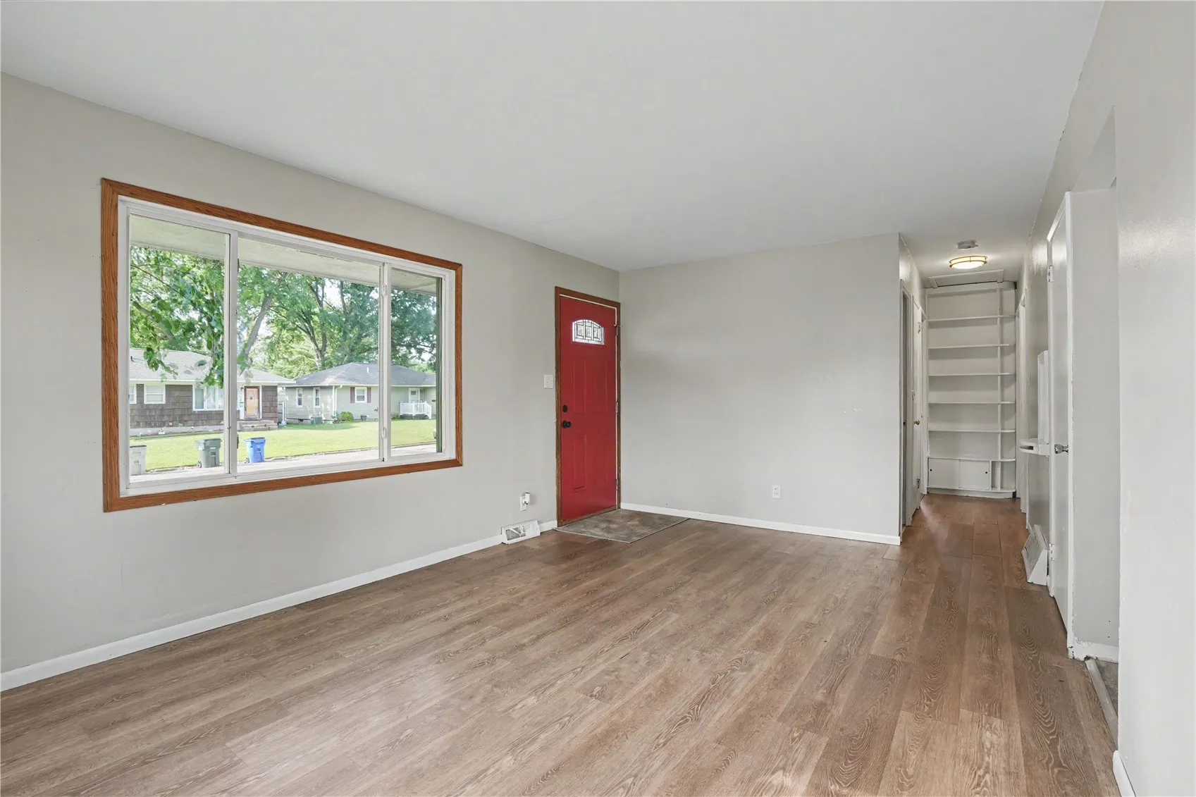 Living Room/Entry