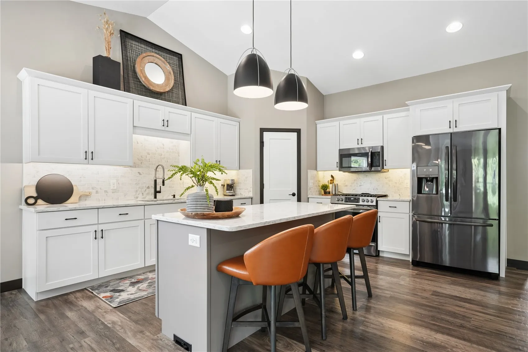 kitchen w/ island