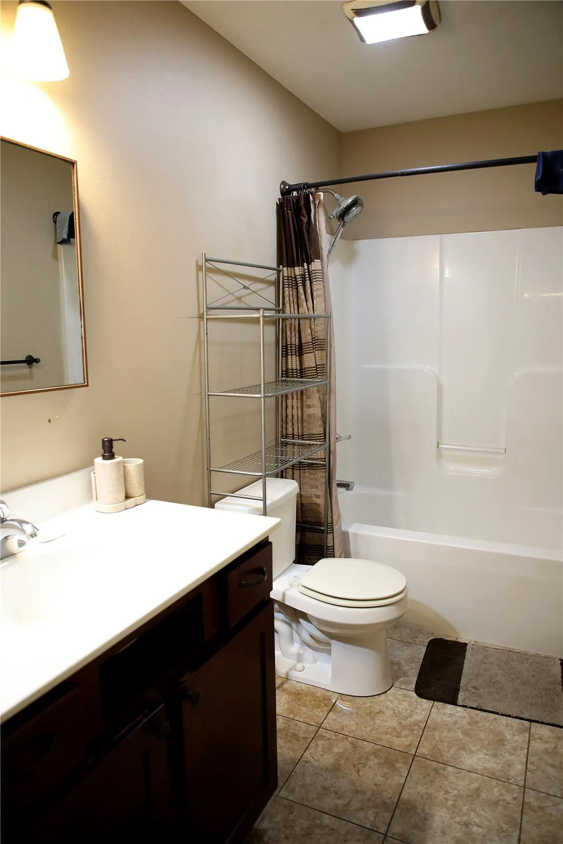 Upstairs guest bath