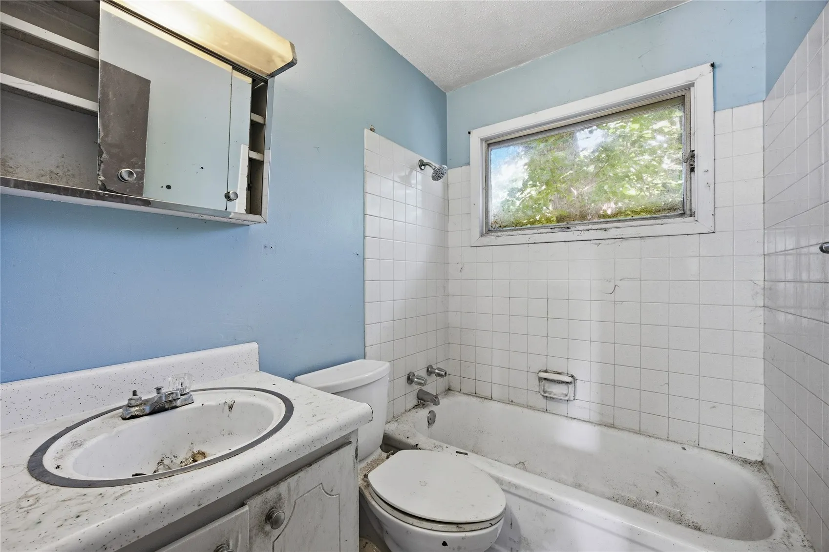 Full bathroom, mainfloor.
