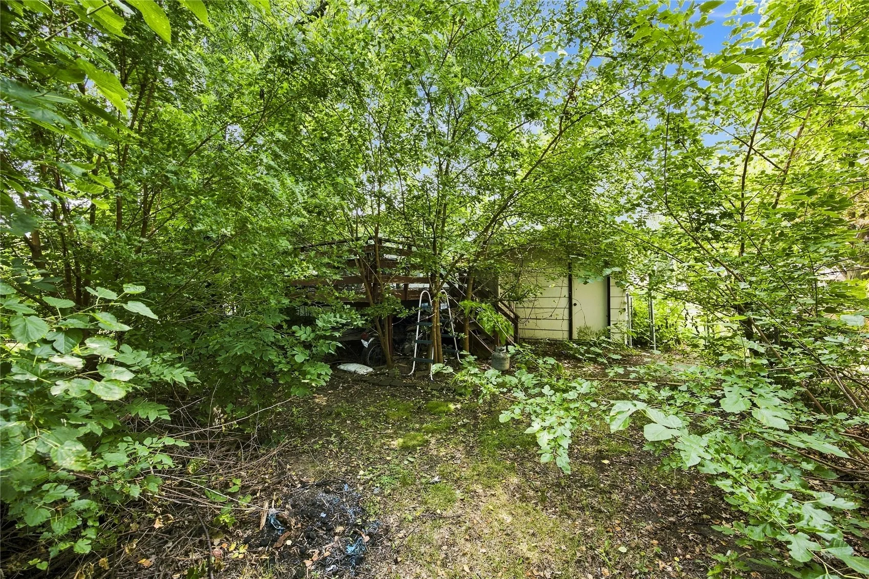 Storage shed included.