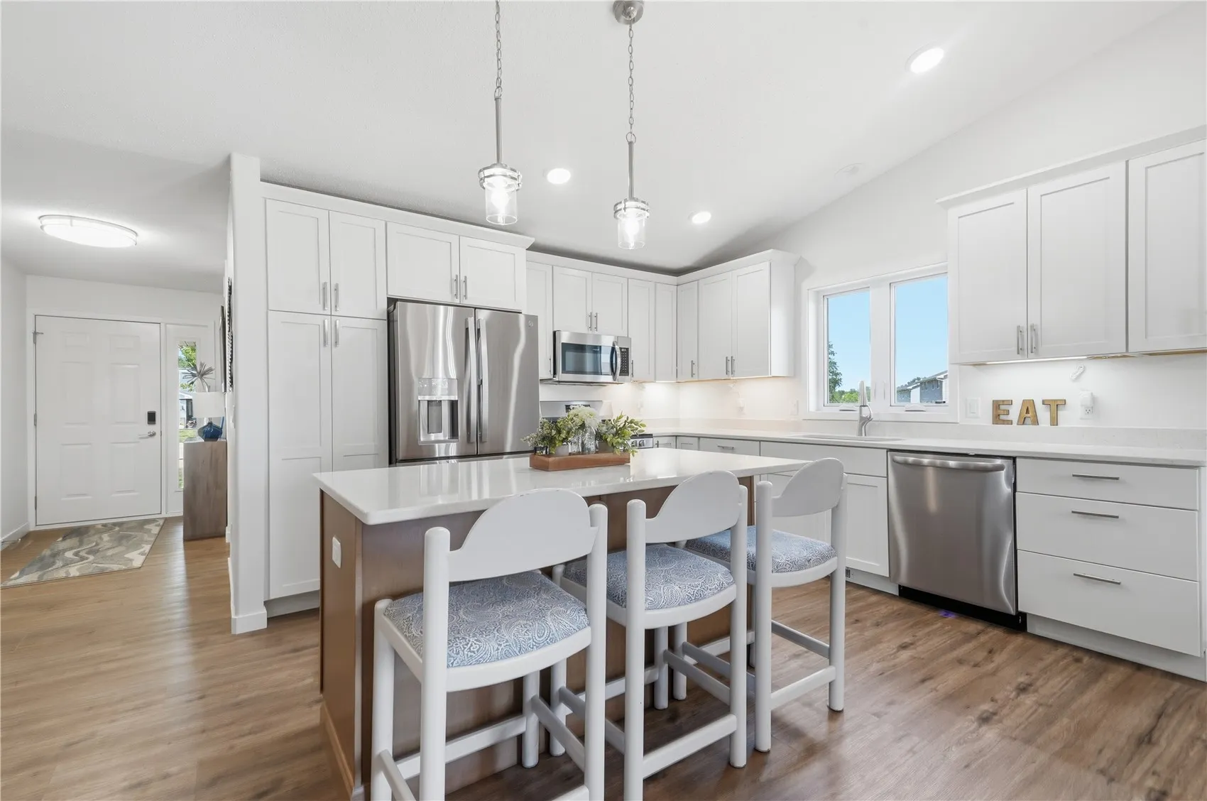 kitchen w/ island