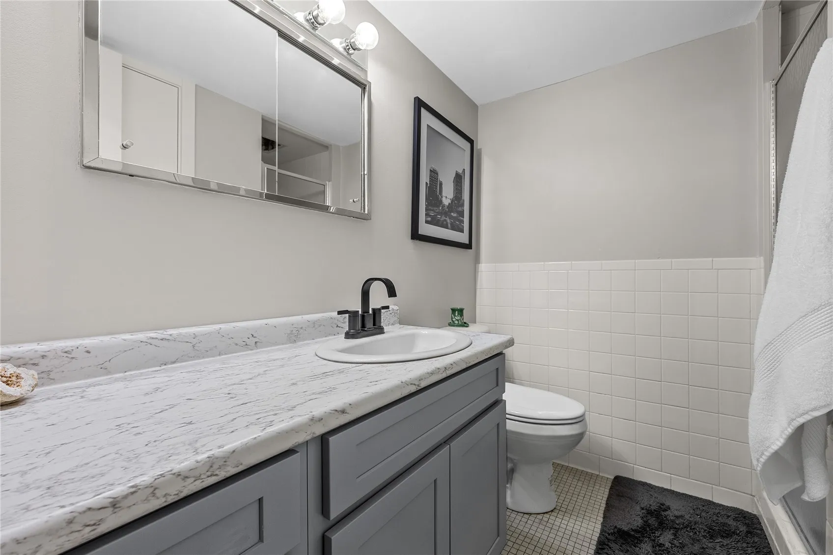 Guest bathroom.