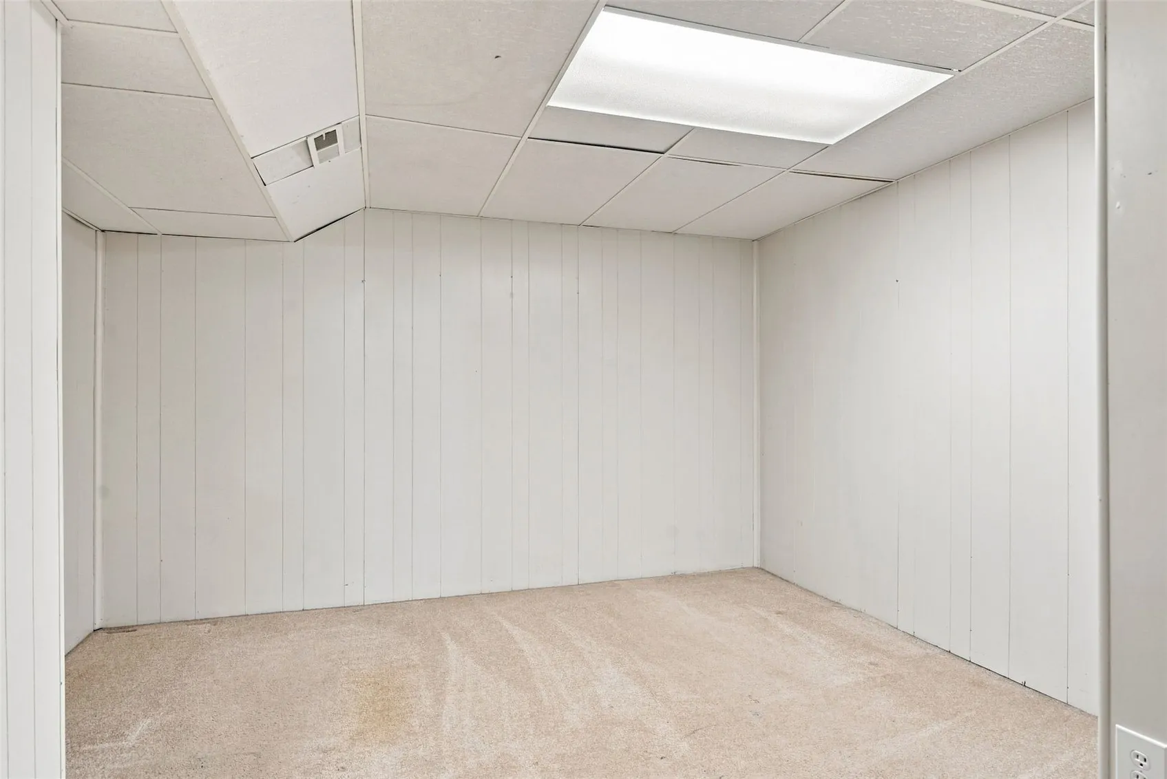Lower level Non conforming bedroom does have a closet