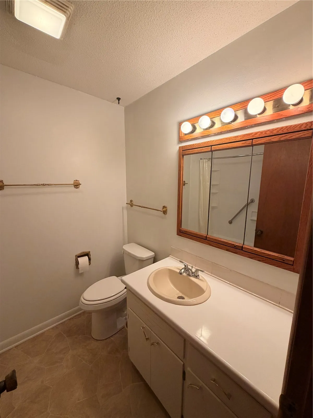 upstairs full bathroom