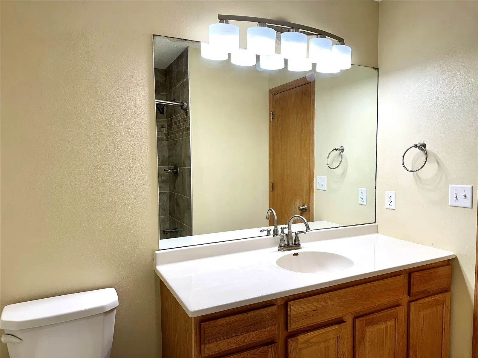 Upper Level Bath.