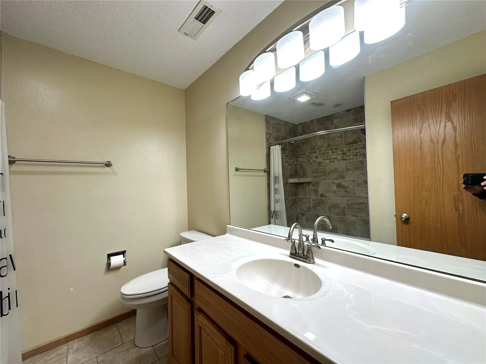 Upper Level Bath.