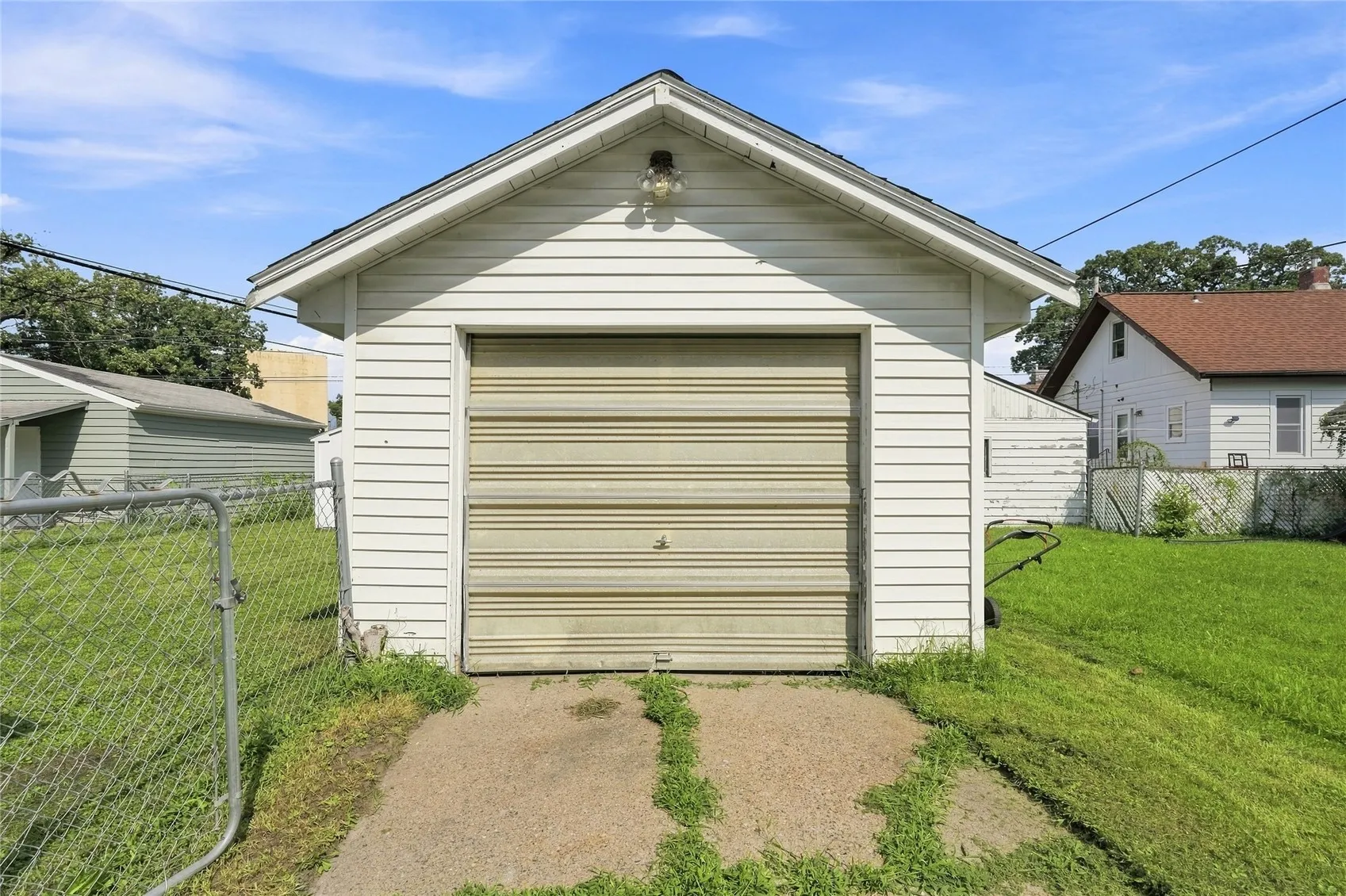 Detached garage
