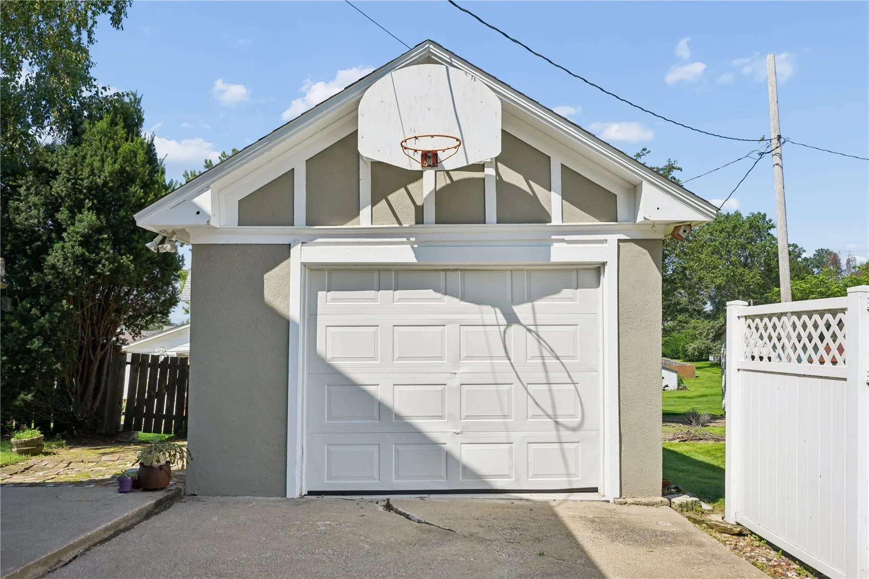 Oversized 1-car garage