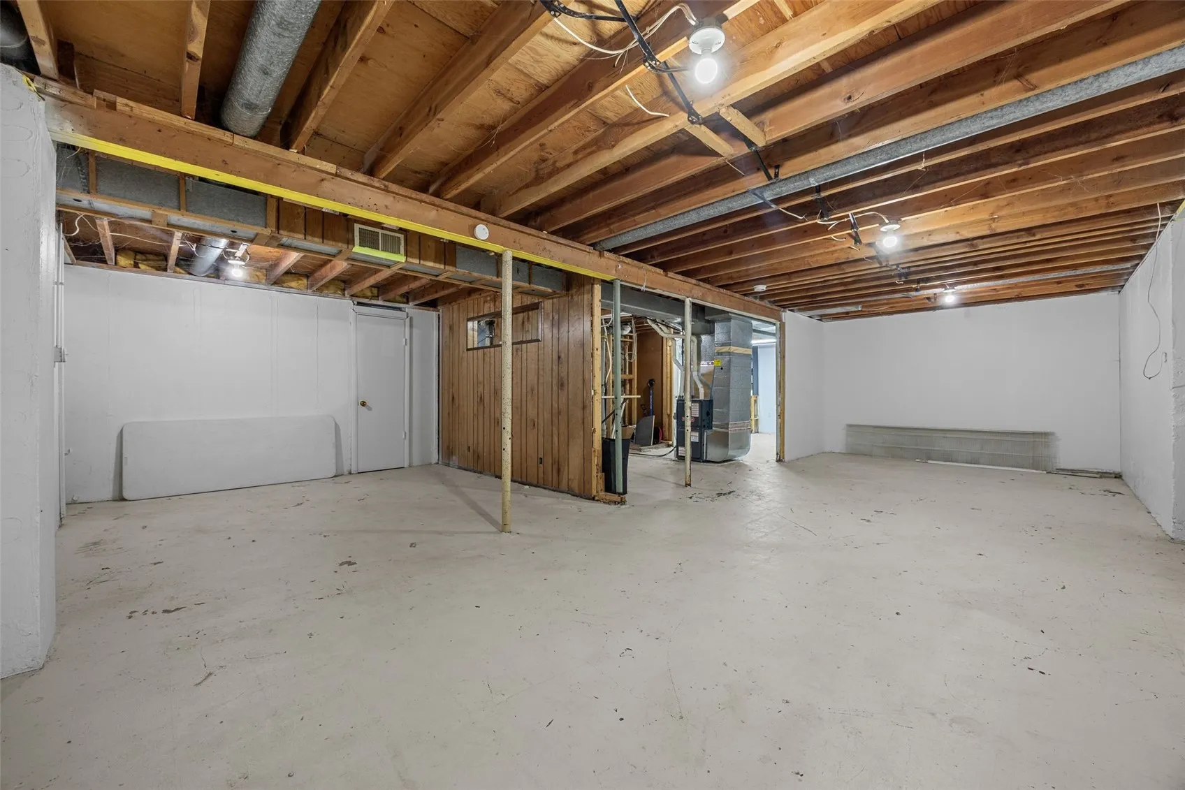 Full basement with bonus room & 1/2 bath