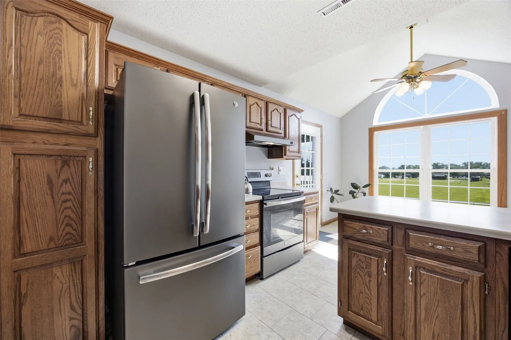 newer and upgraded smudge resistant stainless steel appliances, eat in kitchen with breakfast bar