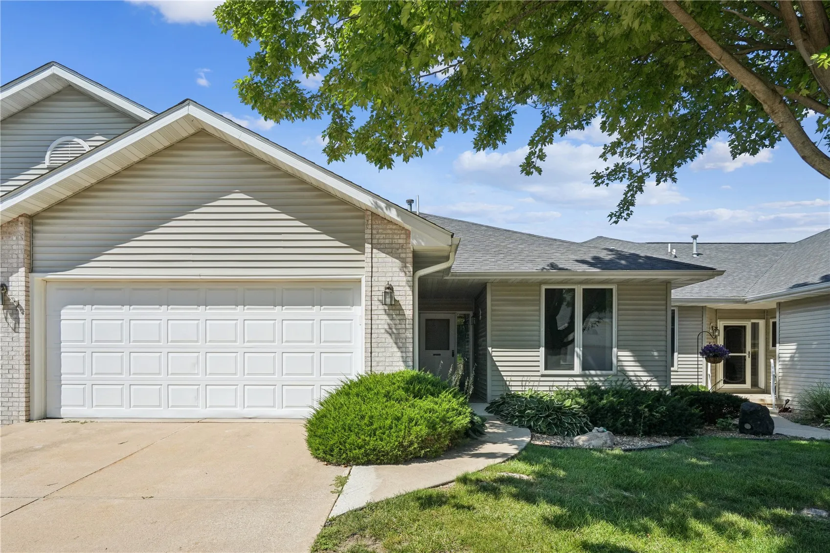 3004 Tiperary Dr NE