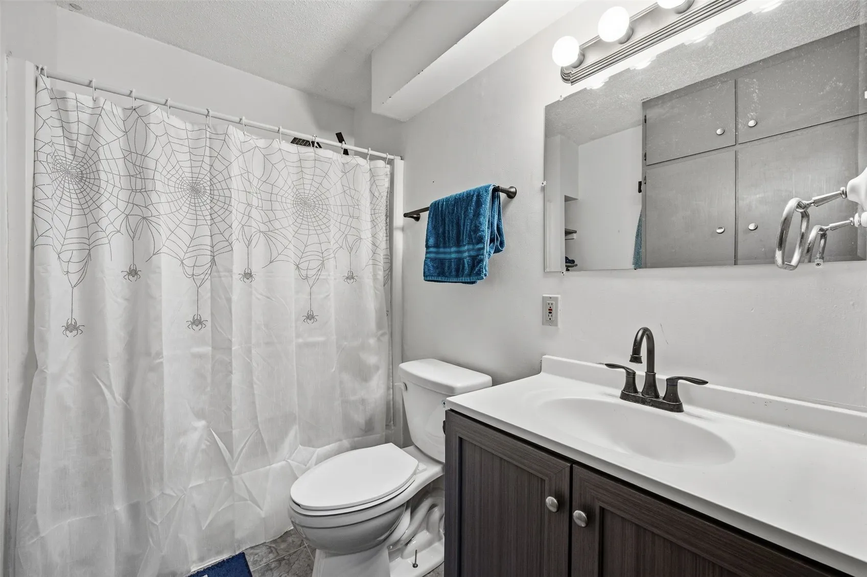 Main level full bath