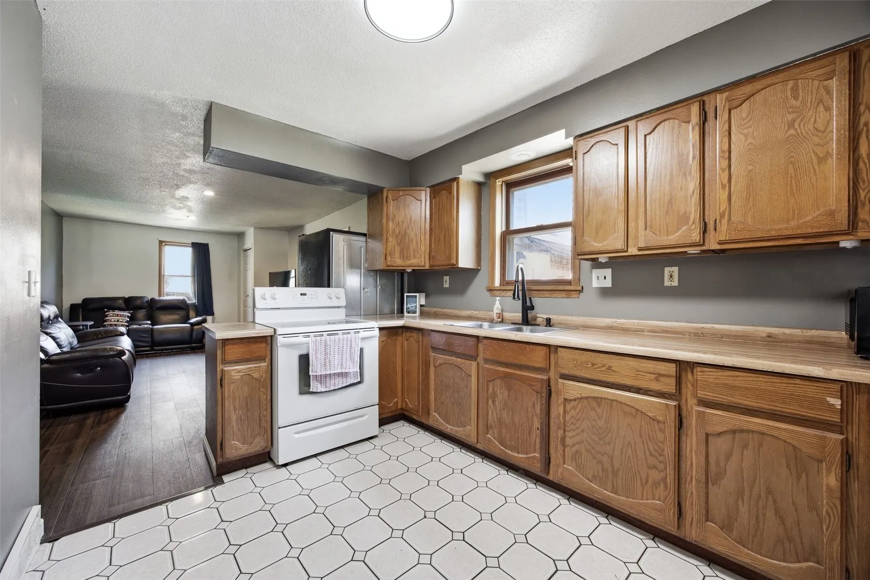 Kitchen in main level unit-all appliances stay