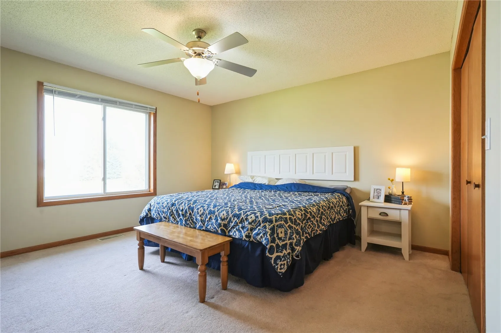 Primary bedroom w/ attached bathroom and walk-in closet