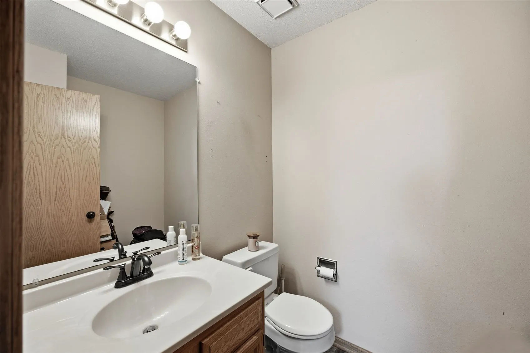 fFIRST FLOOR BATHROOM.