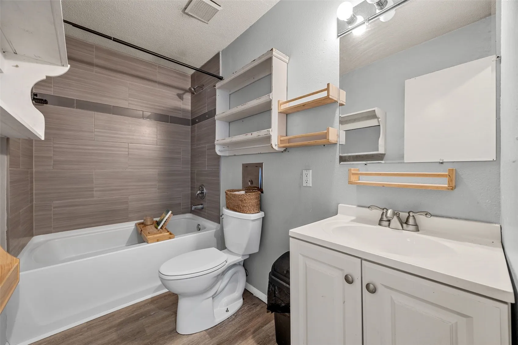 Full bathroom (non spooky version)- level 1