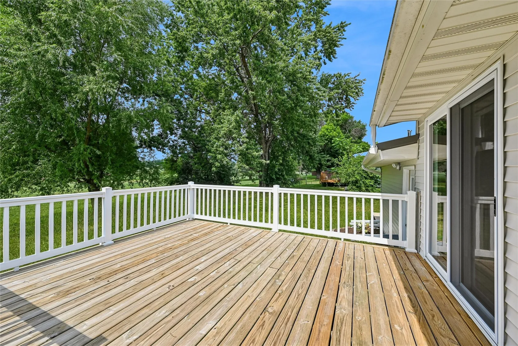 Nice deck to entertain