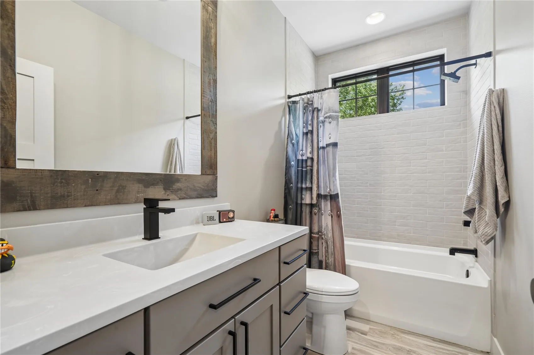 2nd floor full bath with tile surround.