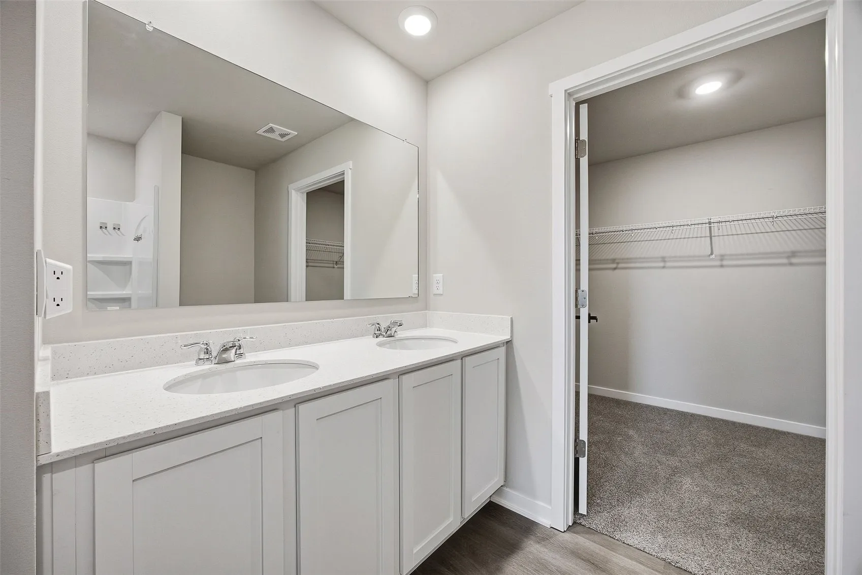 Primary en suite bath with dual vanity sinks