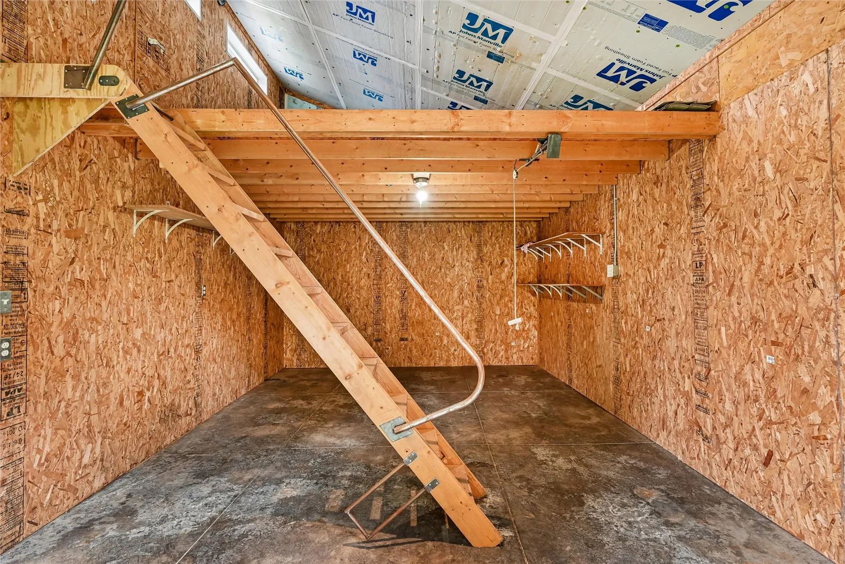 Shed insulated, loft for more Stroage