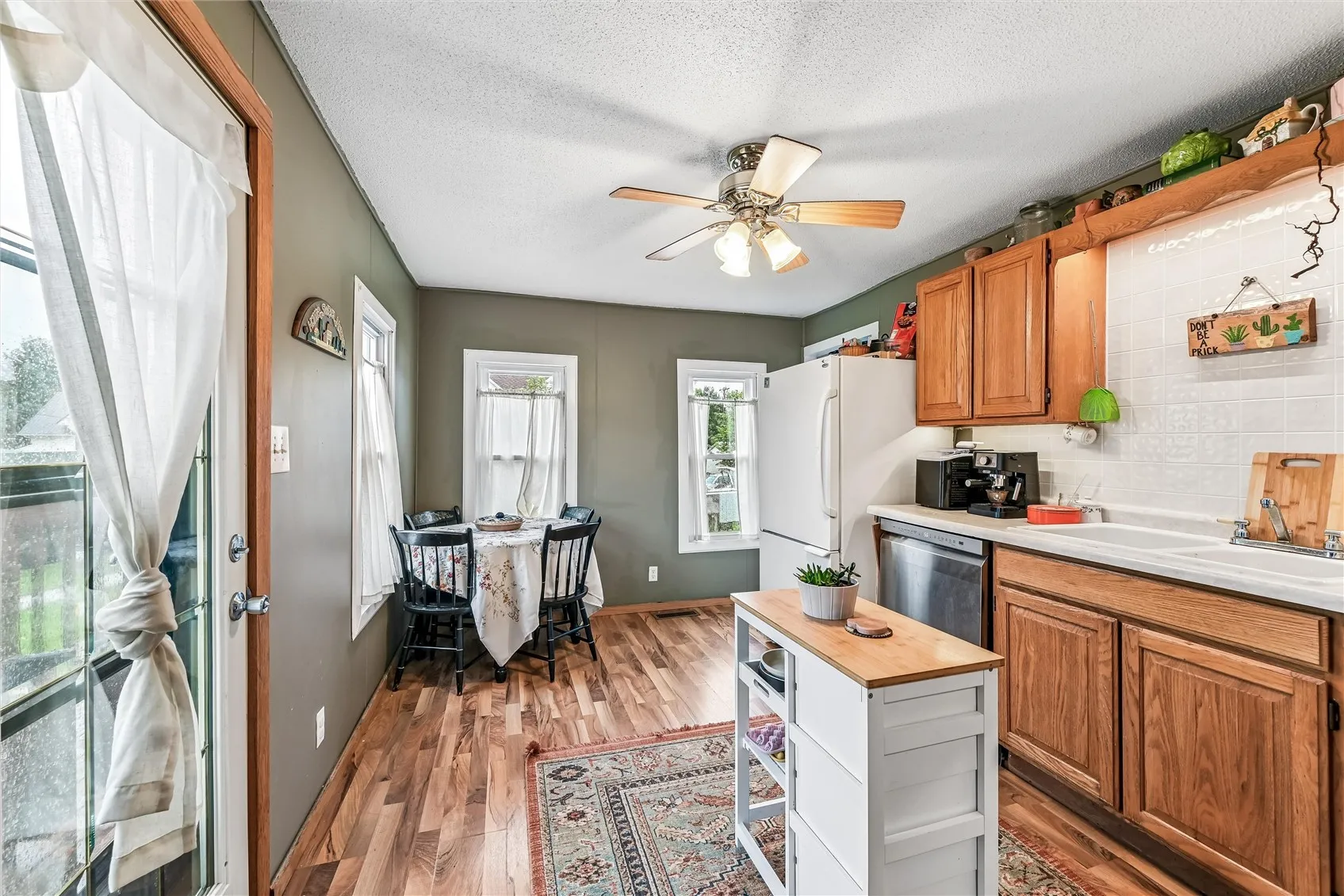 Eat-in kitchen