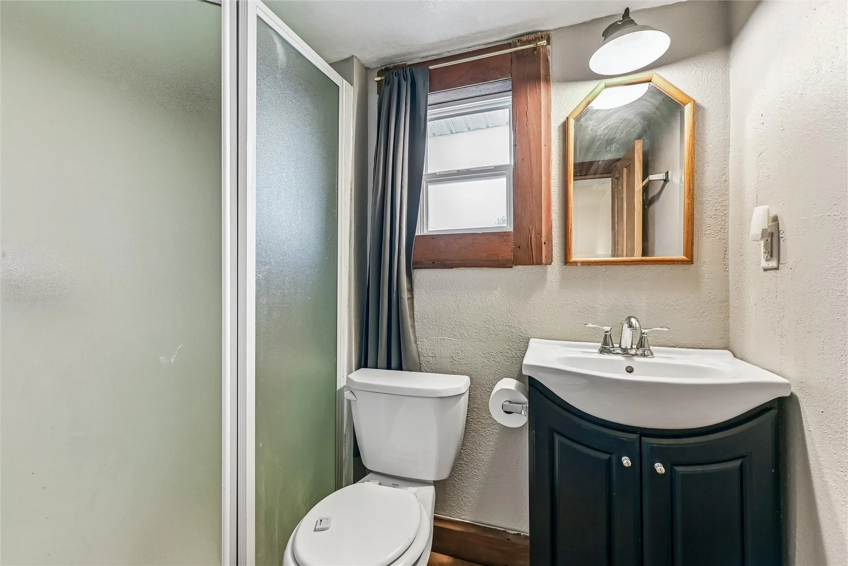 Upstairs full bathroom