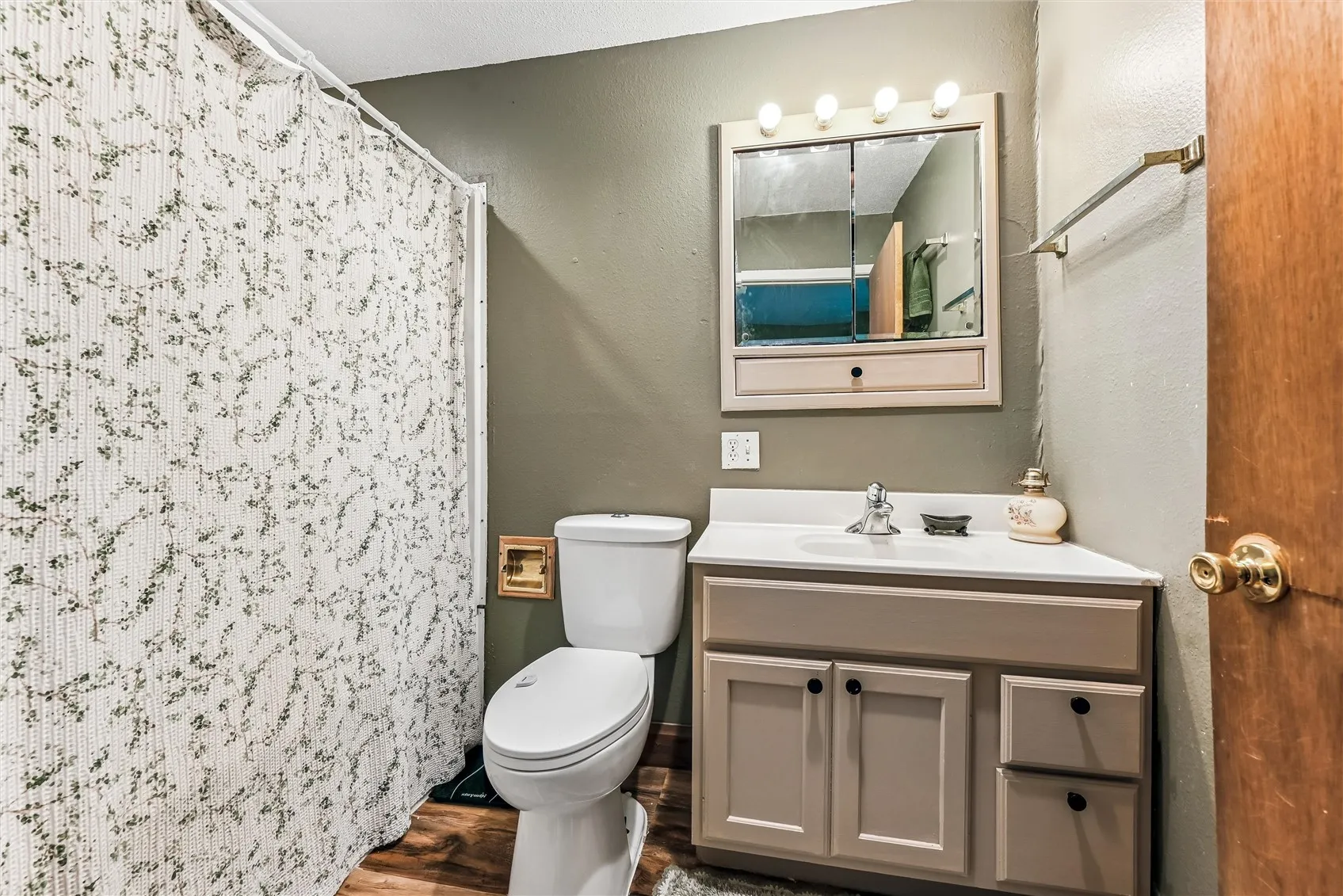 Main level full bathroom