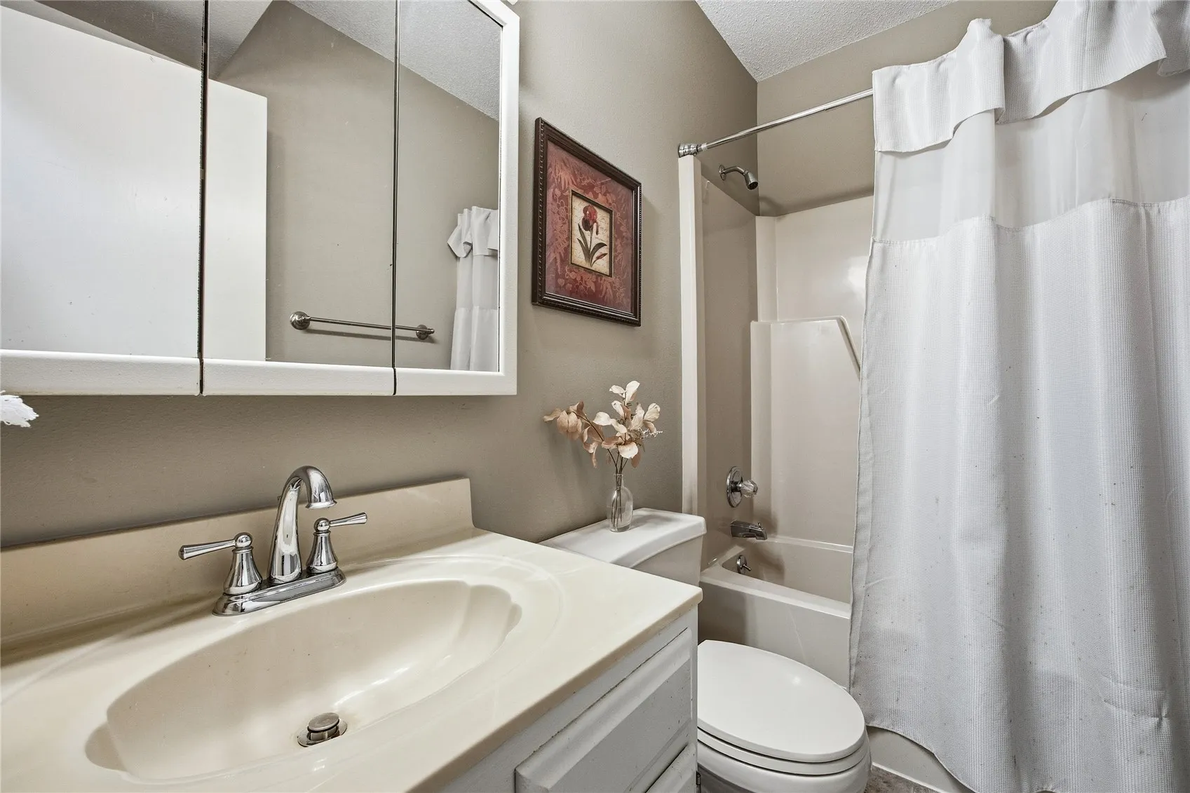 Full bathroom in the hallway between the living space and the bedrooms.