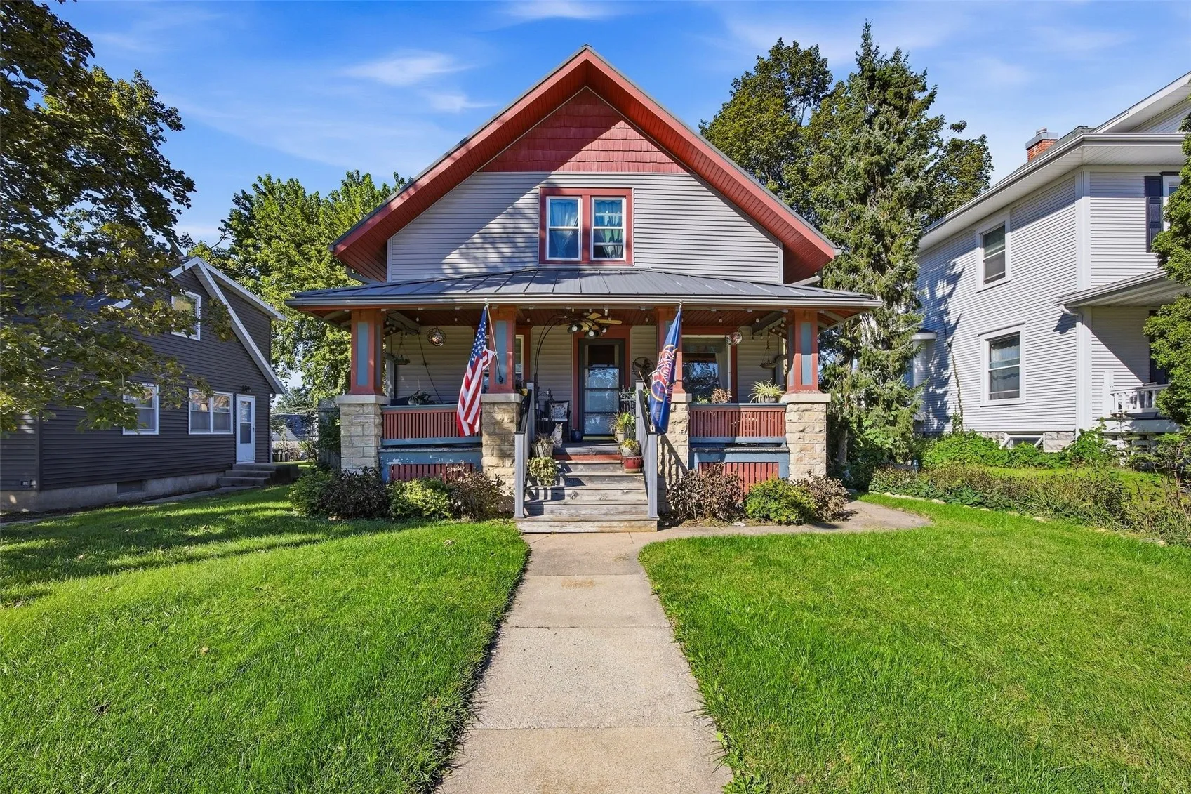 Vinyl Siding/Metal Roof