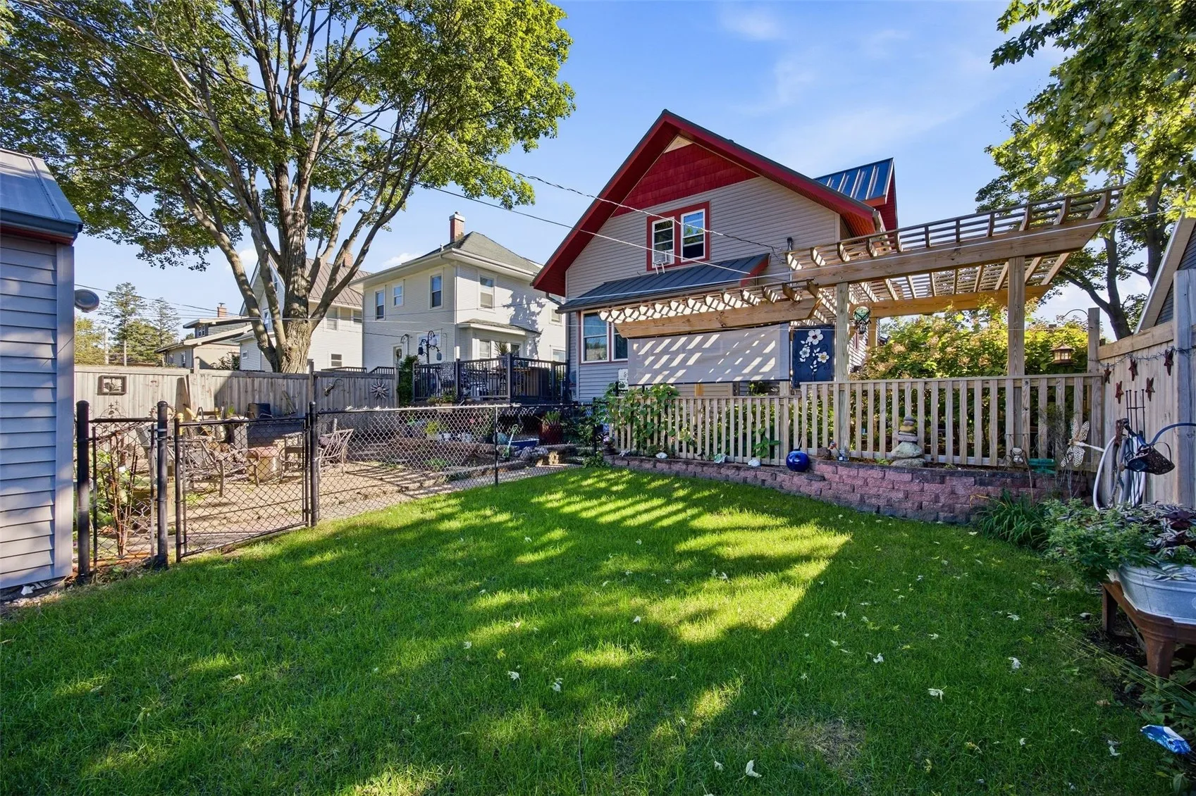 Privacy fence, separate zoned grass area, 2 tier pergola
