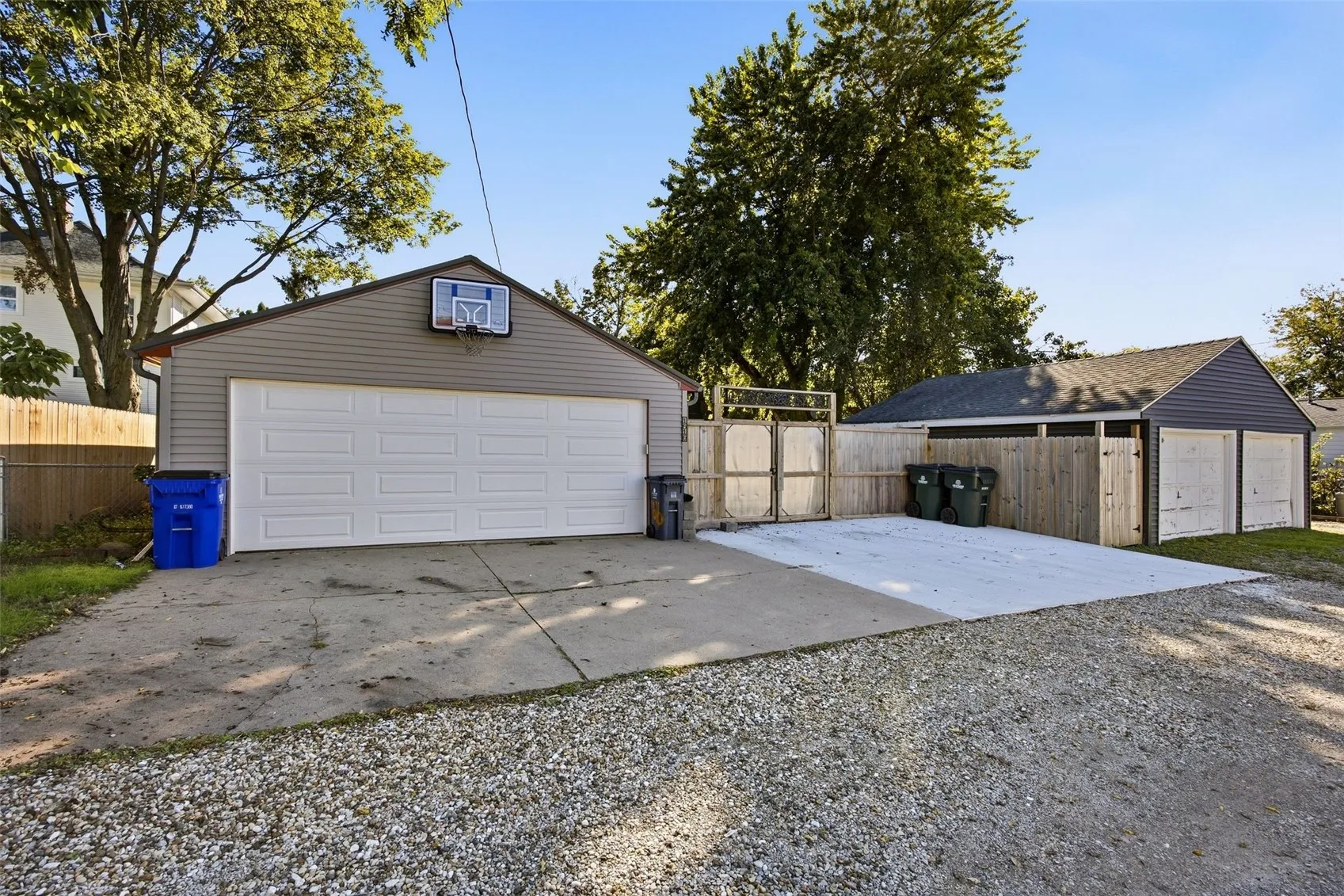 2 stall garage & guest parking/new concrete