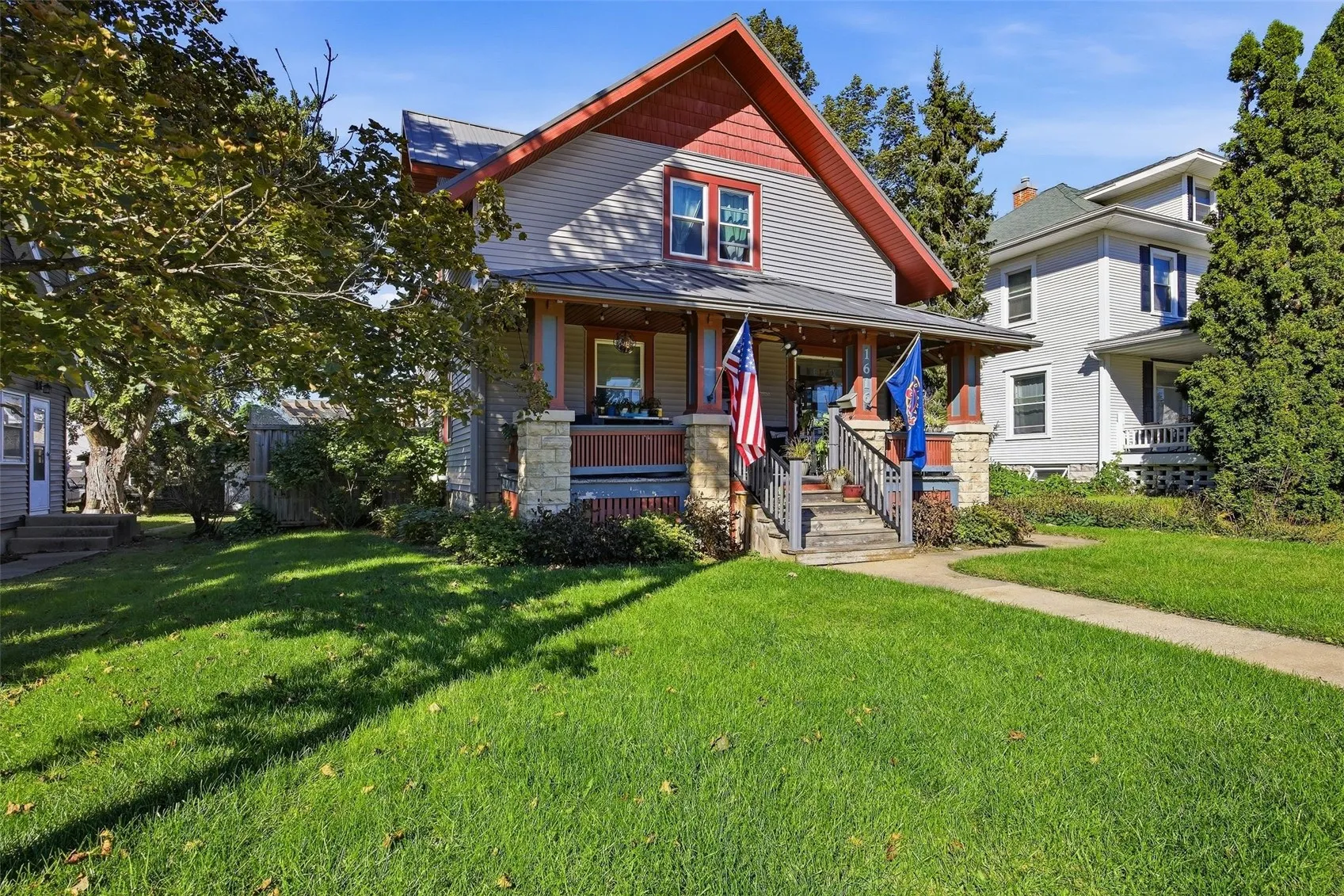 Vinyl Siding/ Metal Roof