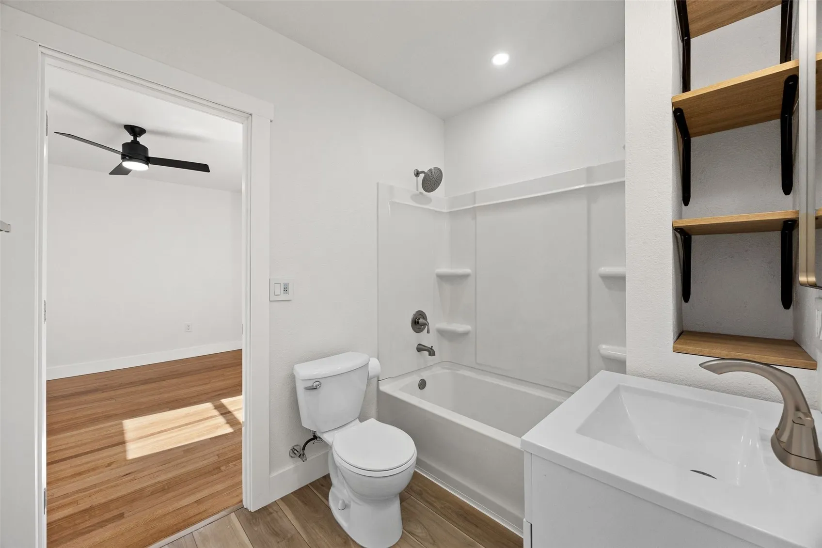 shared full bathroom between bedrooms
