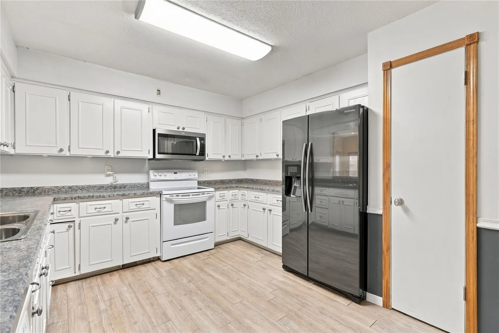 Spacious kitchen w/ pantry
