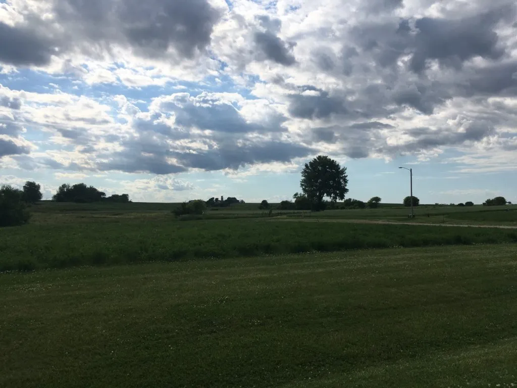 Enjoy the country setting to the West!