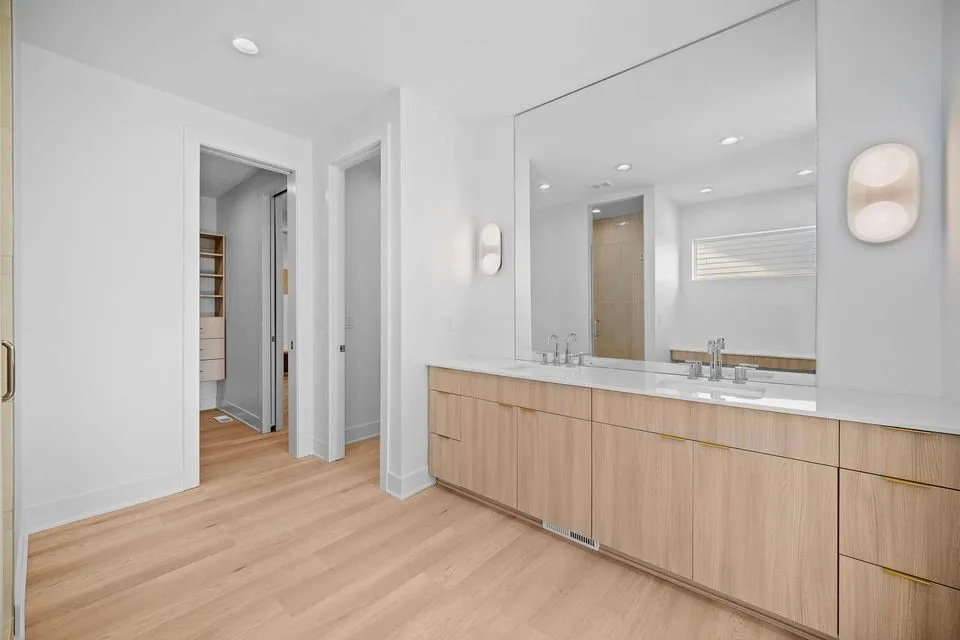 primary bath-dual sinks quartz counter