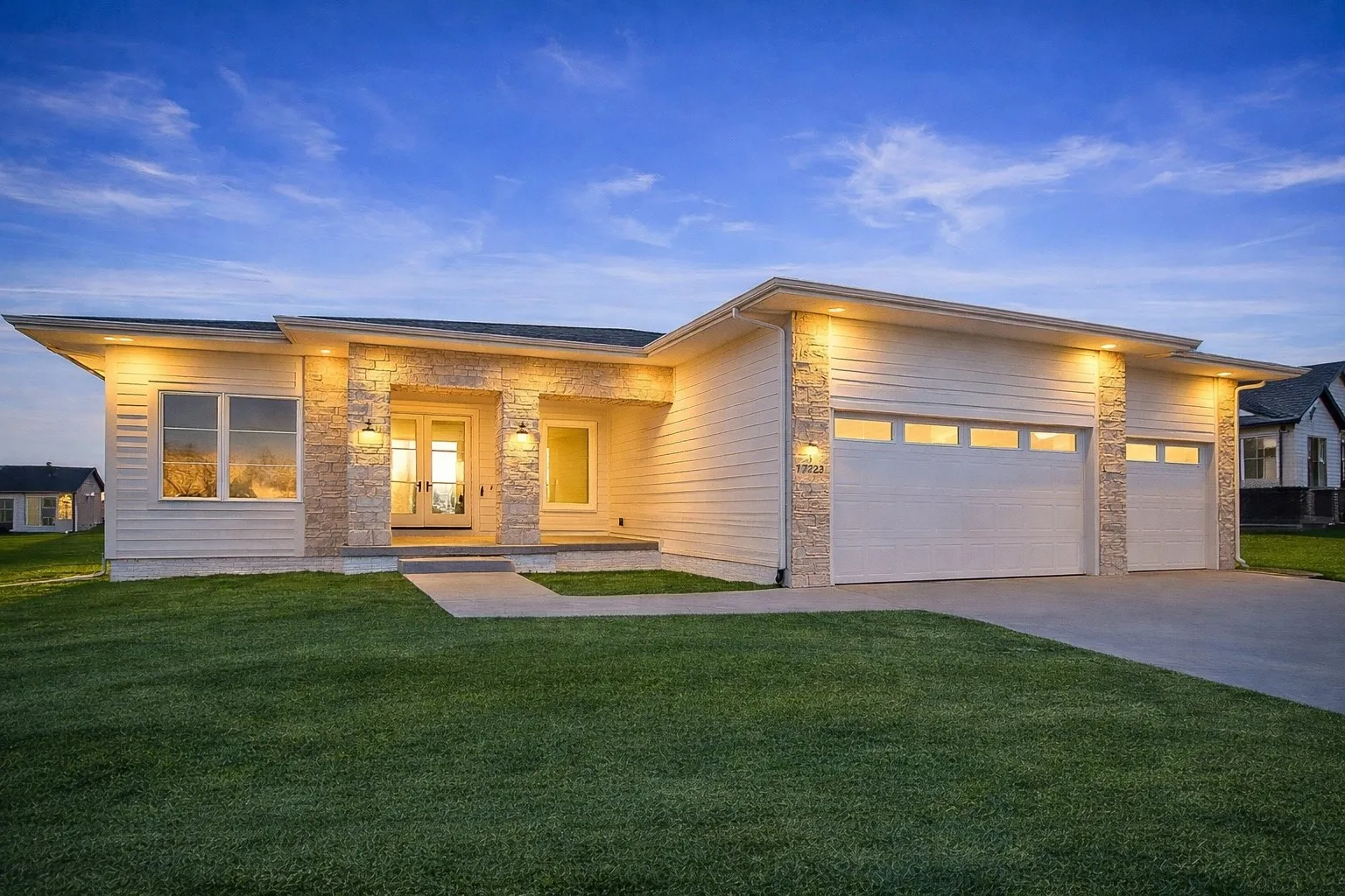 (front lawn & lights virtually enhanced)