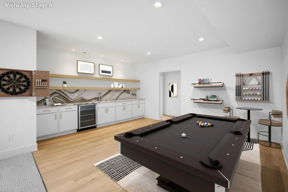 (virtually staged) rec area