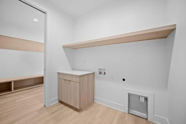 laundry room (in between primary bath & mudroom)